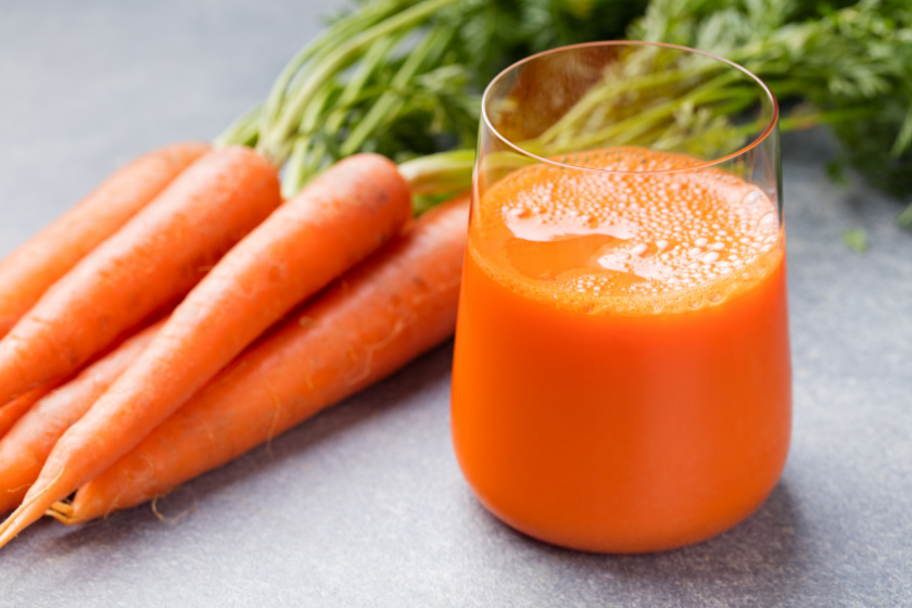 glass of carrot juice with carrots
