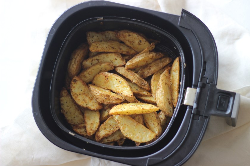 Potato wedges inside air fryer. Best way to fry potatoes without oil.